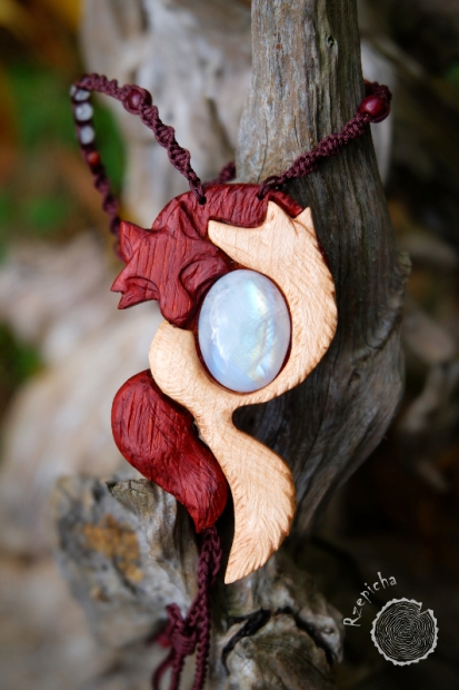 Lisy z kamieniem księżycowym, autorska biżuteria z drewna
